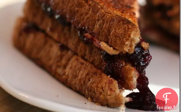 Sandwich Grillé Au Beurre De Noix De Cajou Et Aux Myrtilles
