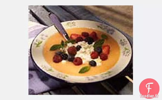 Soupe de Melon Rafraîchissante aux Baies Assorties