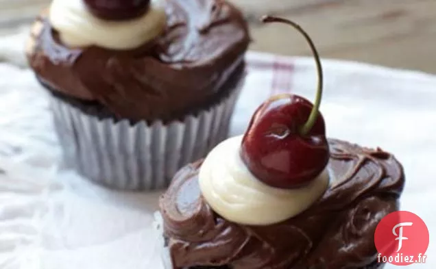 Cupcakes au chocolat fourrés à la cerise Aigre