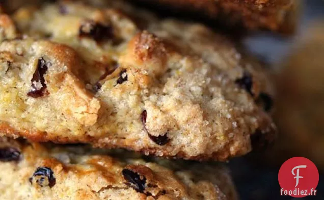 Scones Au Chocolat Blanc Et À La Cerise Aigre