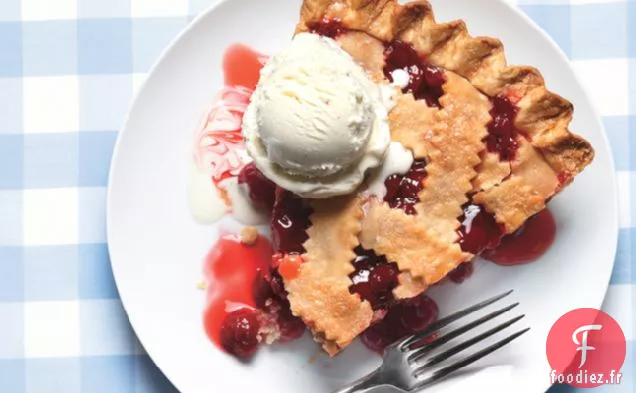 Tarte Classique Aux Cerises Acides Avec Croûte En Treillis