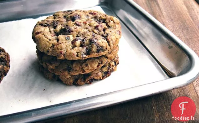 Biscuits À L'Avoine En Morceaux De Chocolat Avec Pacanes Et Cerises Séchées