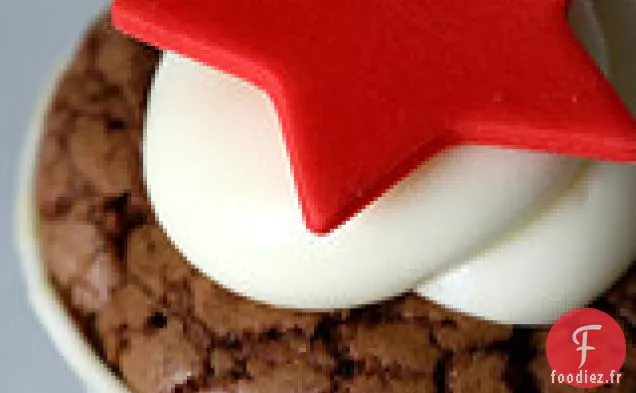 Cupcakes Aux Cerises Et Au Chocolat Avec Glaçage Au Fromage À La Crème Au Fenouil