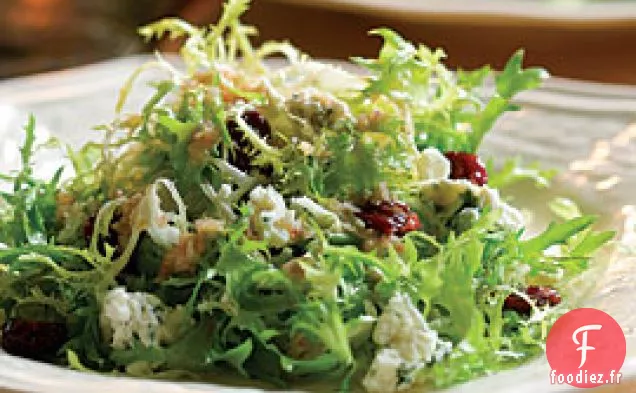 Salade Frisée Au Fromage Bleu, Cerises Séchées Et Vinaigrette Aux Noix