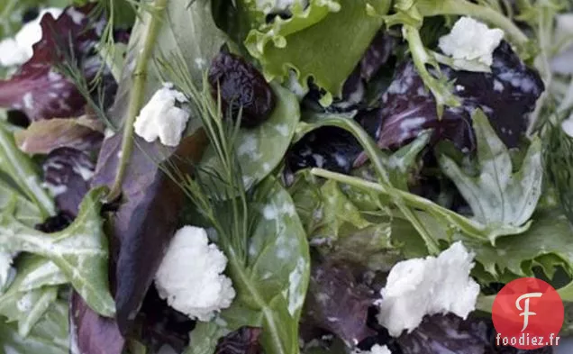 Salade De Jeunes Champs Verts Et Herbes Aux Cerises Séchées, Fromage De Chèvre