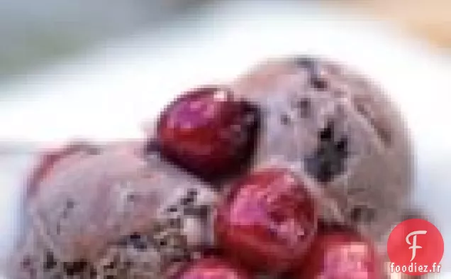 Cerises Sautées Sur Une Glace En Morceaux De Chocolat