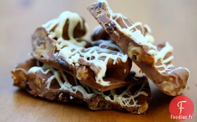 Écorce De Chocolat Aux Noix Et Cerises Enrobées De Cannelle
