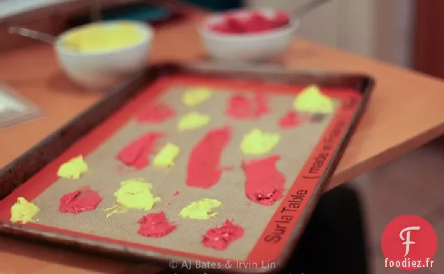 Mousse De Cerise Douce Avec Éponge Ruban Et Ganache Au Chocolat
