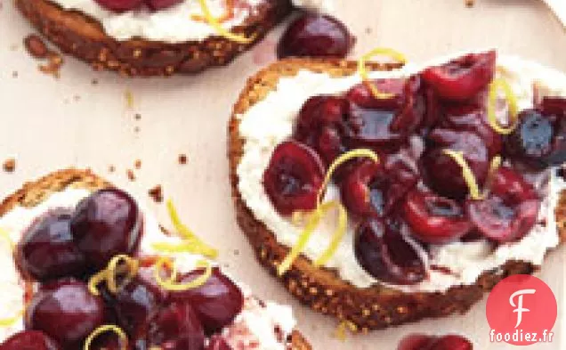 Crostini Frais À La Ricotta, À La Cerise Et Au Zeste De Citron