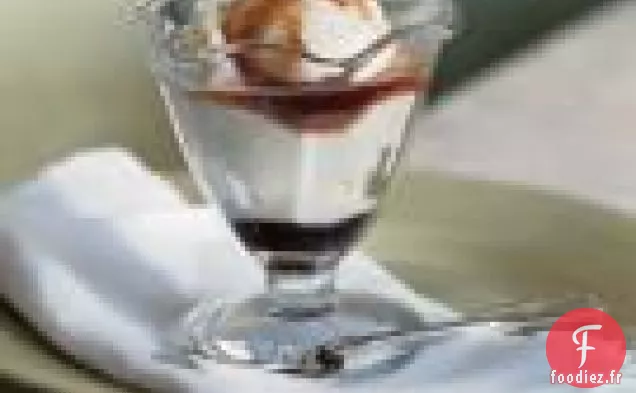 Gelato Traditionnel À La Vanille Et Sirop De Cerise Sauvage