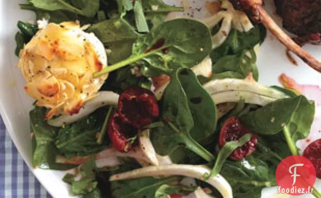 Mesclun Et Salade De Cerises Au Fromage De Chèvre Chaud