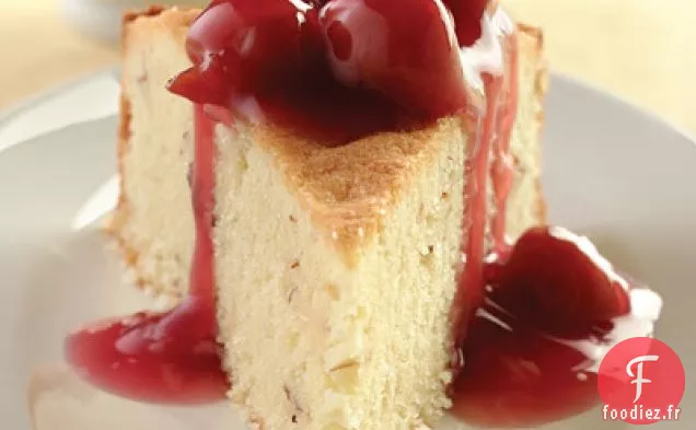 Gâteau Aux Amandes Avec Sauce Aux Cerises Acides
