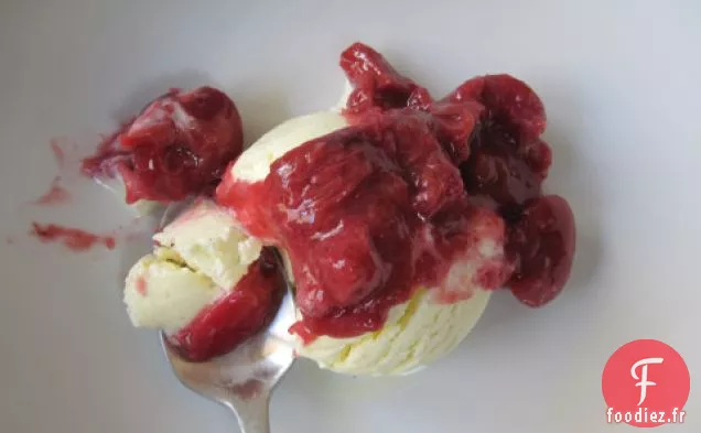 Glace À La Vanille Et Sauce À La Rhubarbe Aux Cerises
