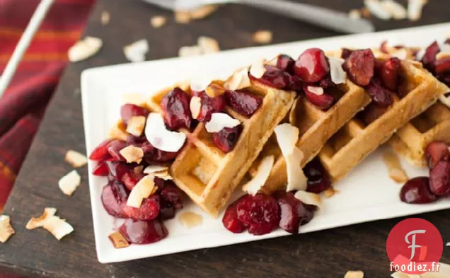 Gaufres À La Noix De Coco Aux Cerises Rôties À L'Érable