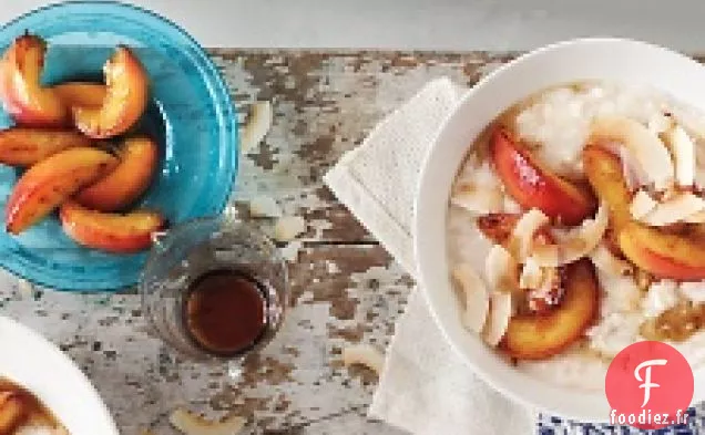 Pouding Au Petit Déjeuner À La Noix De Coco Avec Nectarines Sautées