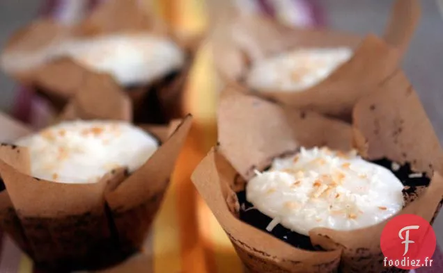 Cupcakes Au Chocolat Avec Glaçage À La Noix De Coco