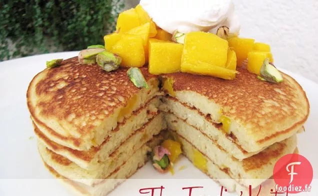 Crêpe De Mangue Avec Crème Fouettée À La Noix De Coco