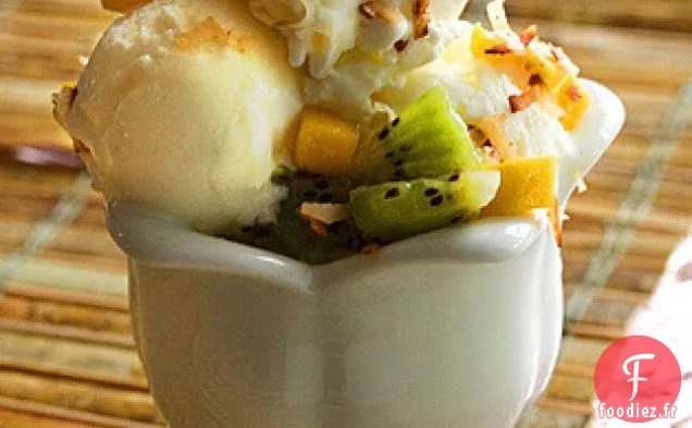 Yogourt Glacé À La Noix De Coco Aux Fruits Tropicaux