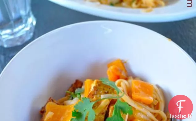 Nouilles Croustillantes Au Tofu Et Au Riz Dans Une Sauce Au Curry Rouge Et À La Noix De Coco