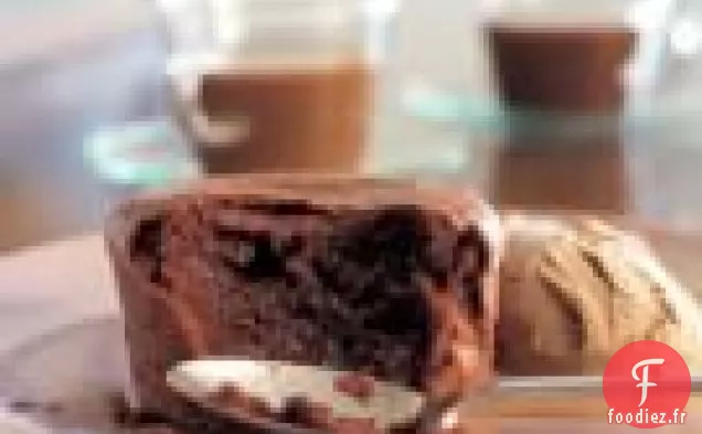 Gâteau Au Chocolat Au Centre Doux Avec Crème Glacée À L'Espresso