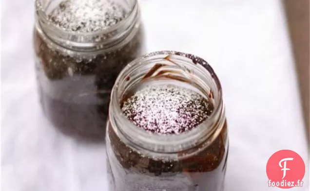 Gâteau Au Chocolat Et À La Cannelle Dans Un Bocal