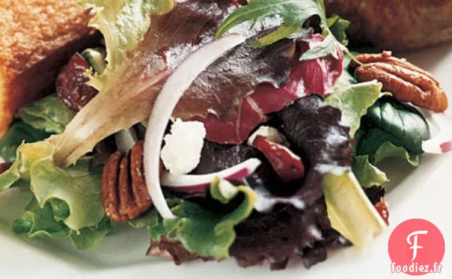 Légumes Verts Mélangés Avec Des Pacanes, Du Fromage De Chèvre Et Des Canneberges Séchées