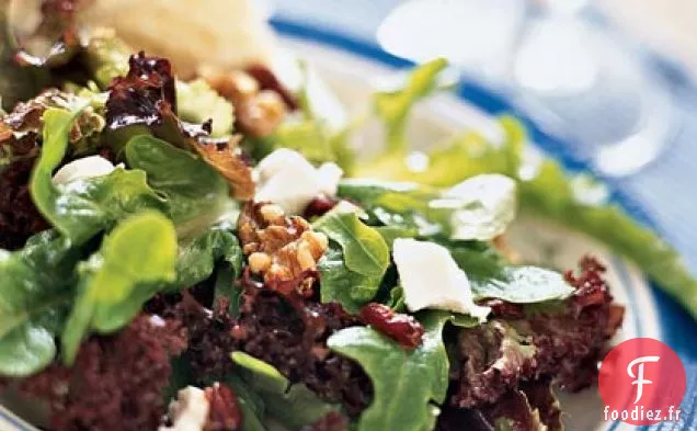 Légumes Verts Mélangés avec du Fromage de Chèvre, des Canneberges et des noix