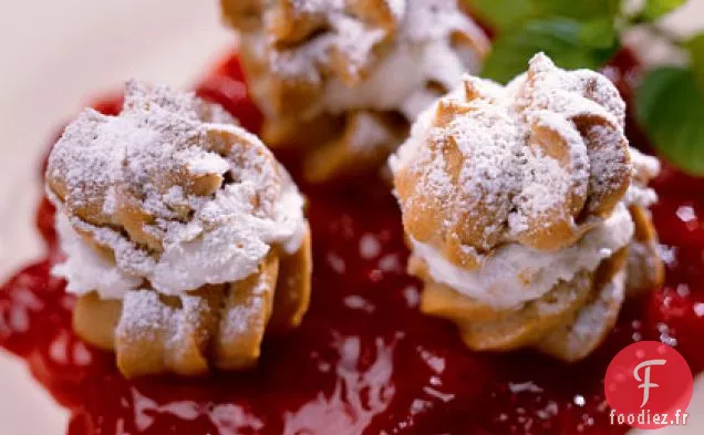 Profiteroles Épicées À La Citrouille Et Compote Chaude De Canneberges