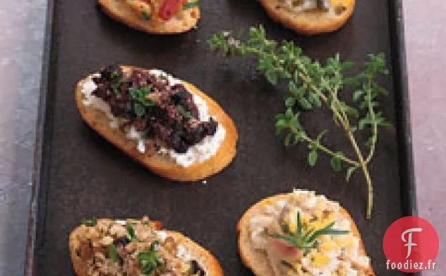 Crostini À La Tapenade D'Olives Et Au Fromage De Chèvre