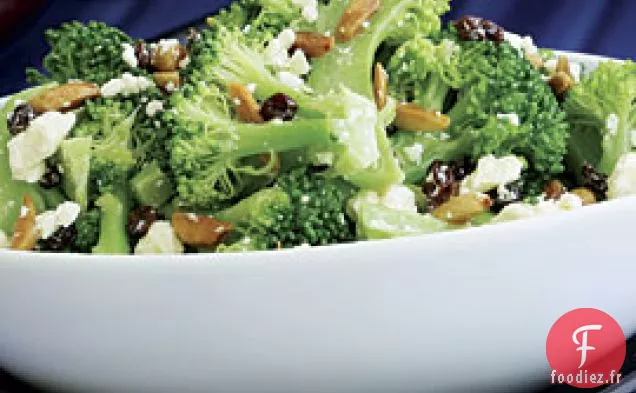 Salade De Brocoli Avec Feta, Amandes Frites à l'huile d'olive et Groseilles