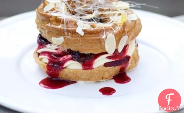 Petits Pains Aux Choux Fourrés De Damsons Cuits À La Cannelle Et De Crème À La Vanille