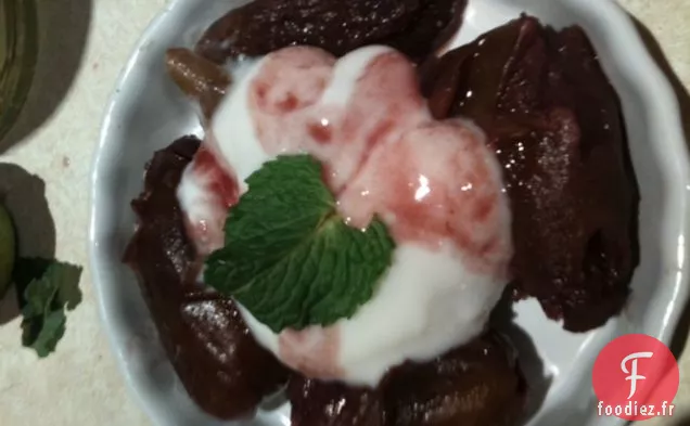 Dattes Pochées À La Cardamome Et Au Vin Rouge Avec Yaourt À La Fleur D'Oranger