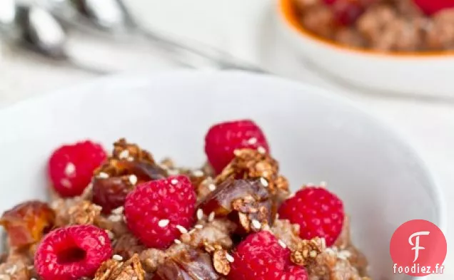 Bouillie De Baies D'Épeautre Avec Granola, Dattes Et Framboises