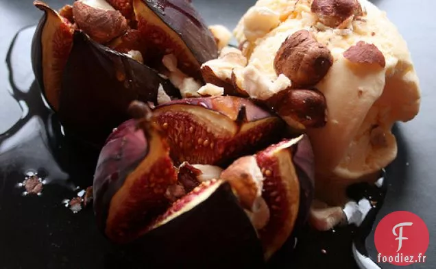 Figues Cuites Au Four Avec Sirop D'Érable, Glace À La Vanille Et Brume Grillée