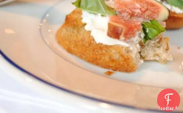 Crostini Aux Figues, Au Fromage De Chèvre Et Au Prosciutto