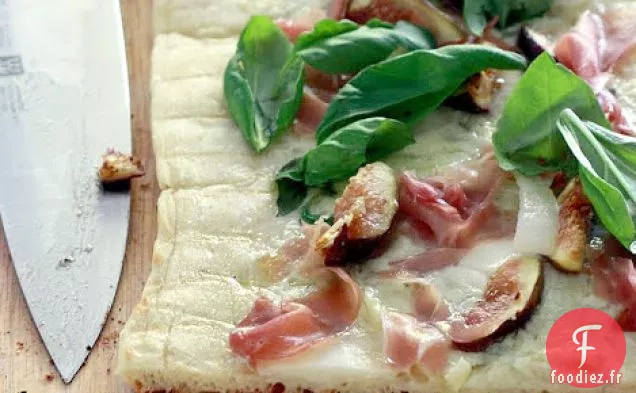 Pizza Grillée Aux Figues, Gorgonzola, Prosciutto Et Basilic