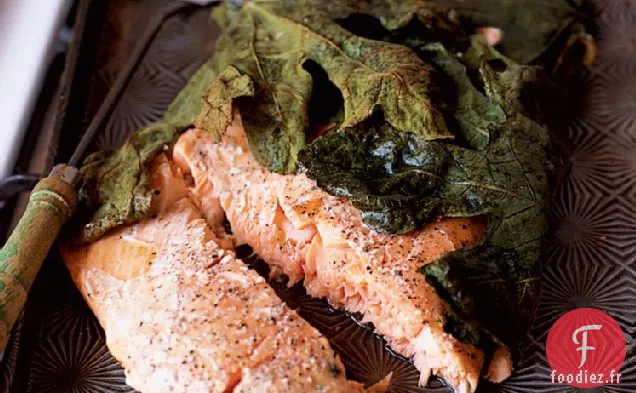 Filet de Saumon Cuit dans des Feuilles de Figuier avec des Pommes de terre à l'Ail