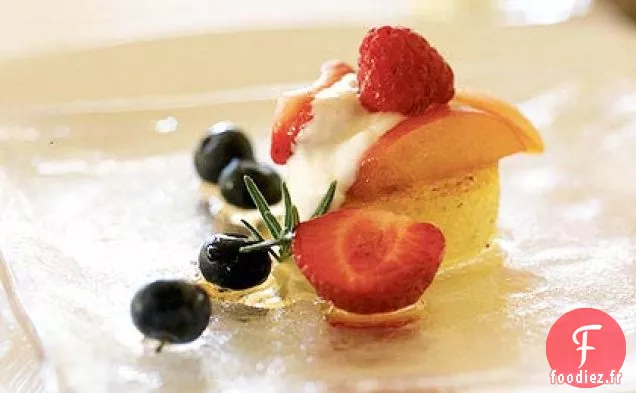 Rond de Polenta Croustillant avec des Figues Fraîches, des Framboises et du Sirop d'érable