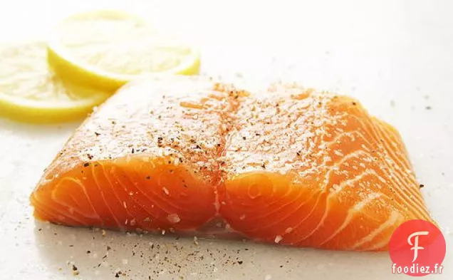 Saumon et Pommes de Terre Rôtis sur des Feuilles de Figuier avec Salade de Figues Fraîches