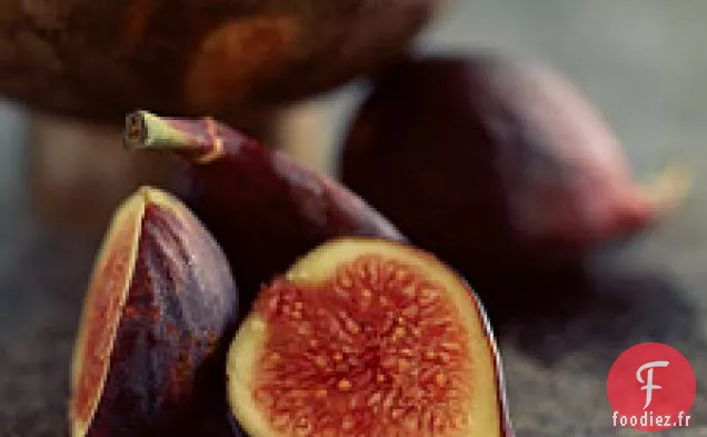 Figues Poêlées Sur Des Petits Légumes Verts Aux Noisettes