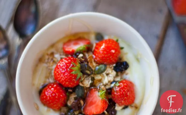 Fraises Avec Granola Maison, Miel Et Yaourt