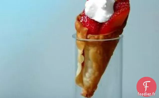 Fraises De Vin De Glace En Cônes De Wonton Sucrés