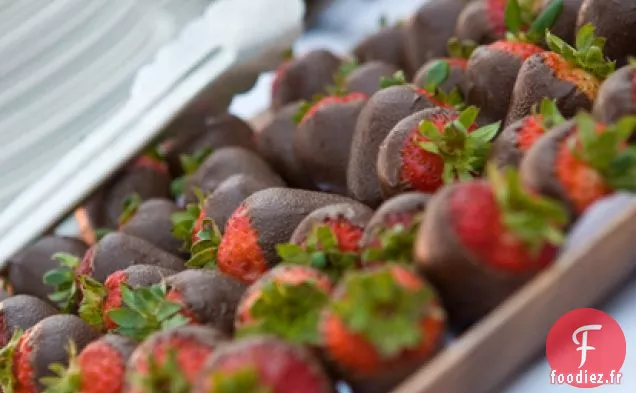 Fraises Enrobées De Chocolat Noir Imbibées De Prosecco