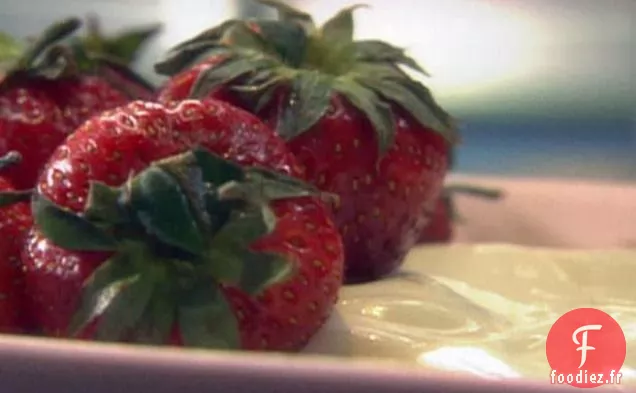 Fraises Fraîches à la Crème Sure Douce et Sauce au Vin Rouge