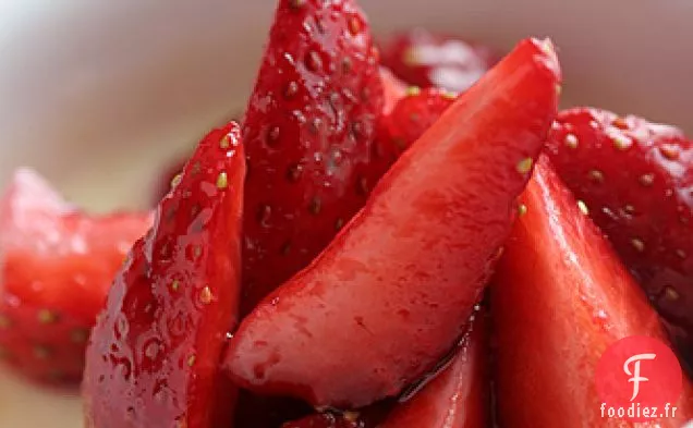 Crème Au Fromage De Chèvre Aux Fraises Au Sirop De Vin Rouge