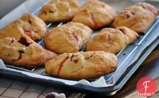 Tartes À La Main Aux Fraises Avec Pâte Au Fromage À La Crème