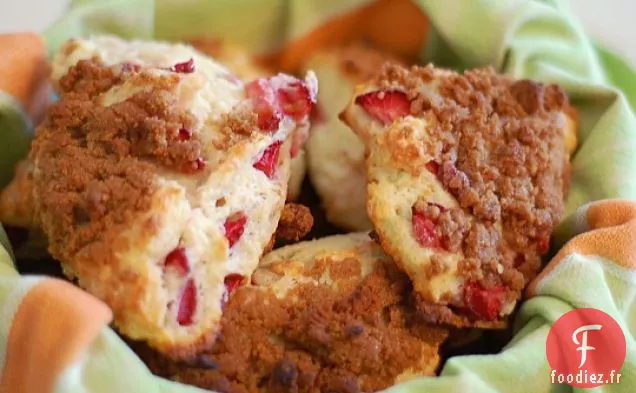 Scones À La Crème Sure Aux Fraises Et Crumble De Cassonade