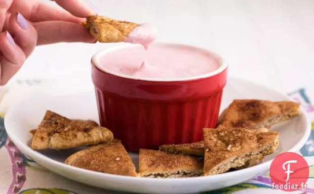 Trempette Au Cheesecake Aux Fraises Avec Chips De Pita Au Sucre À La Cannelle