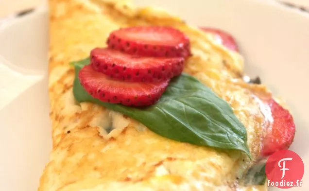 Omelette Au Fromage Brie, Basilic Et Fraises