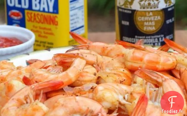 Épluchez Et Mangez Des Crevettes Avec Une Sauce Cocktail Maison